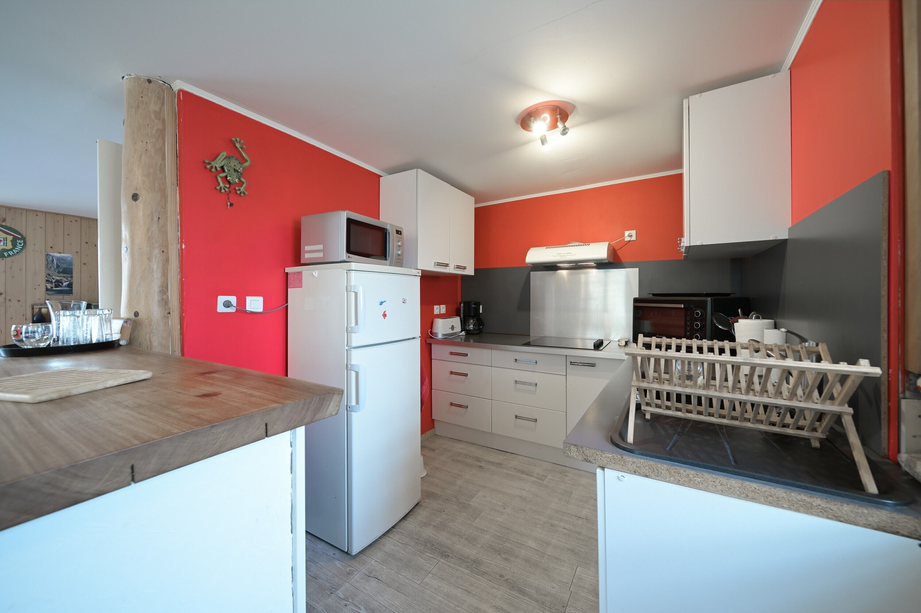 Jääkaappi, mikroaaltouuni, uuni, liesi