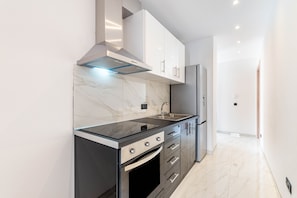 Réfrigérateur, four, plaque de cuisson, cafetiÚre/bouilloire