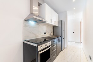 Réfrigérateur, four, plaque de cuisson, cafetière/bouilloire