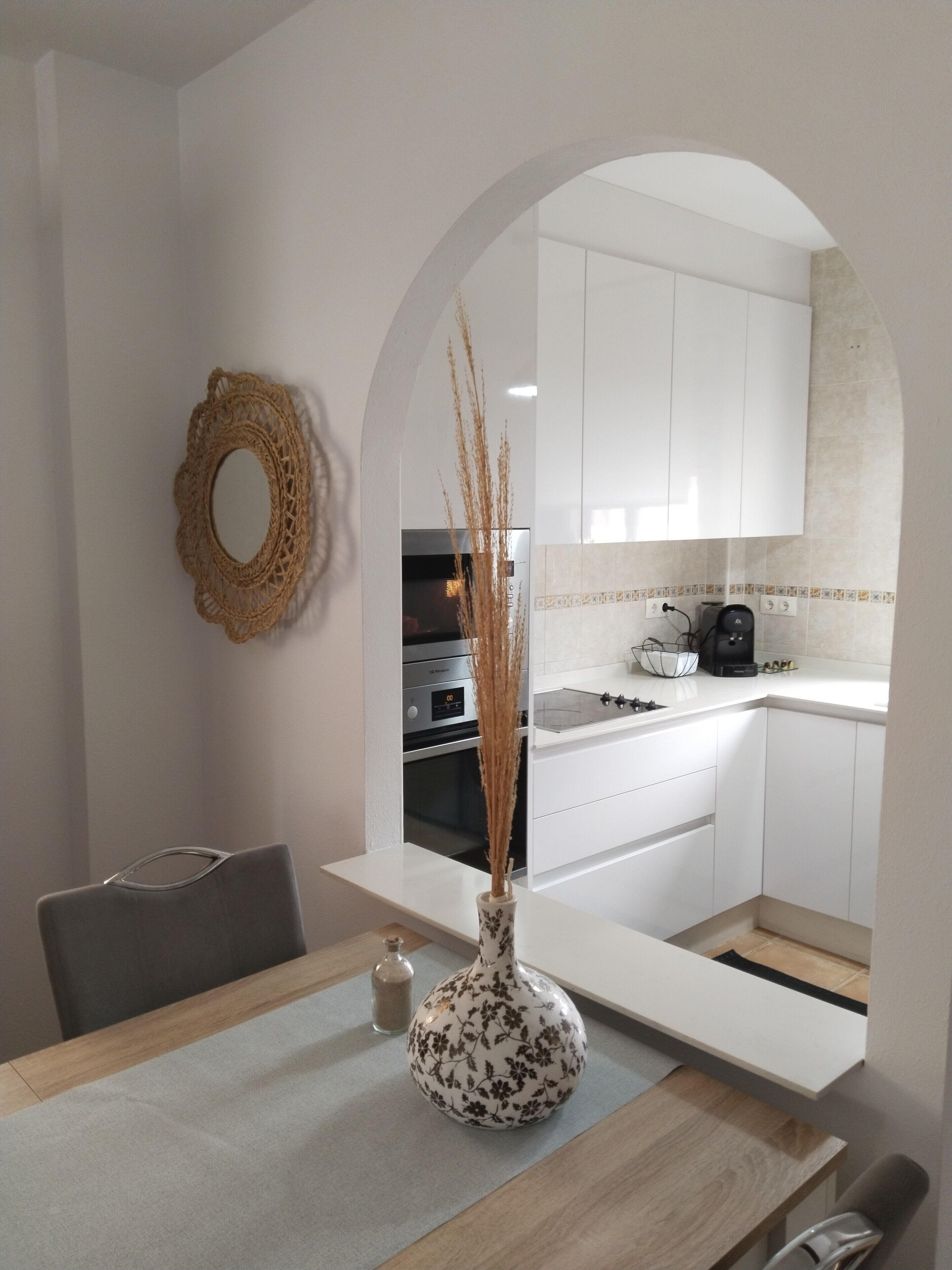 Frigorífico, microondas, horno y placa de cocina