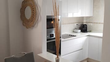 Een koelkast, een microgolfoven, een oven, een kookplaat