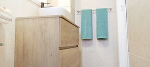 Dusche, Haartrockner, Handtücher