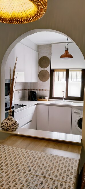 Wasserkocher mit Kaffee-/Teezubehör, Kühlschrank, Mikrowelle, Ofen