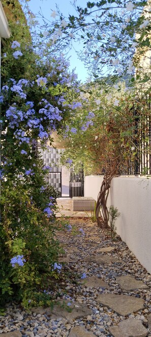 Property grounds - Holiday Home 'Casa De La Aldea' with Mountain Views, Wi-Fi and Air Conditioning (Baños de Santiago (Guarros))