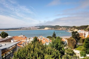 Beach/ocean view - Holiday Home 'Casa Da Ladeira - São Martinho' with Sea View, Shared Pool and Wi-Fi (São Martinho do Porto)