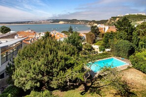 Pool - Holiday Home 'Casa Da Ladeira - São Martinho' with Sea View, Shared Pool and Wi-Fi (São Martinho do Porto)