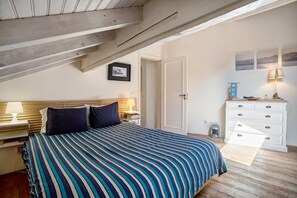 5 bedrooms, iron/ironing board, free WiFi, bed sheets - Holiday Home 'Casa Da Ladeira - São Martinho' with Sea View, Shared Pool and Wi-Fi (São Martinho do Porto)