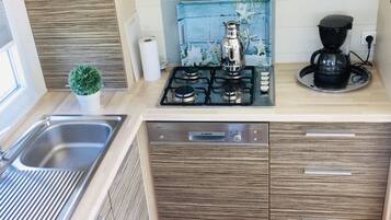 Een koelkast, een microgolfoven, een oven, een kookplaat