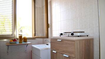 Kühlschrank, Herdplatte, Kochgeschirr/Geschirr/Besteck