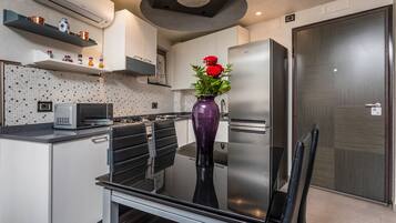 Frigorifero, microonde, forno, piano cottura