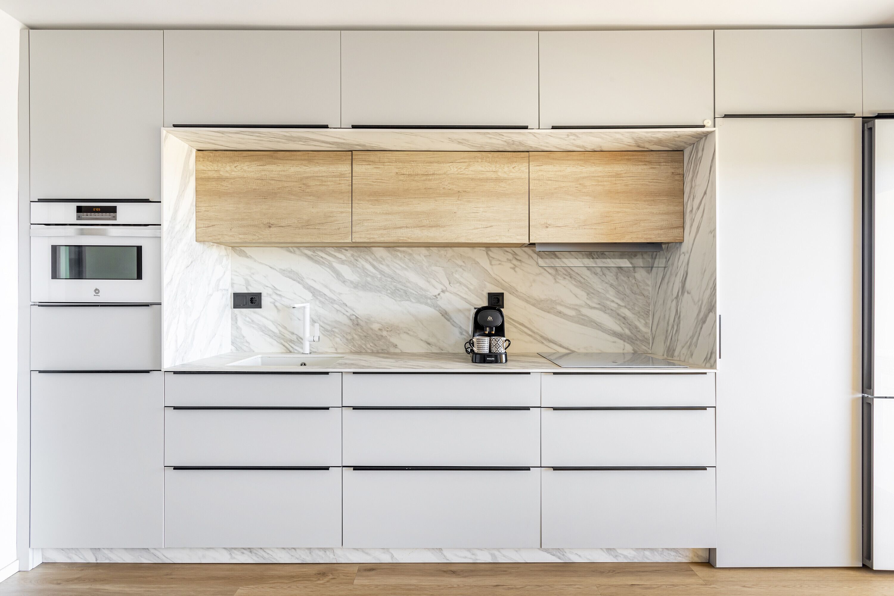 Frigorífico, microondas, horno y placa de cocina