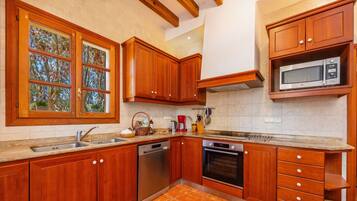 Frigorífico, microondas, horno y placa de cocina