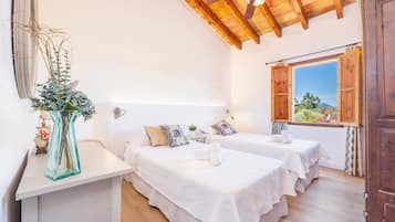 4 slaapkamers, een strijkplank/strijkijzer, gratis wifi, beddengoed