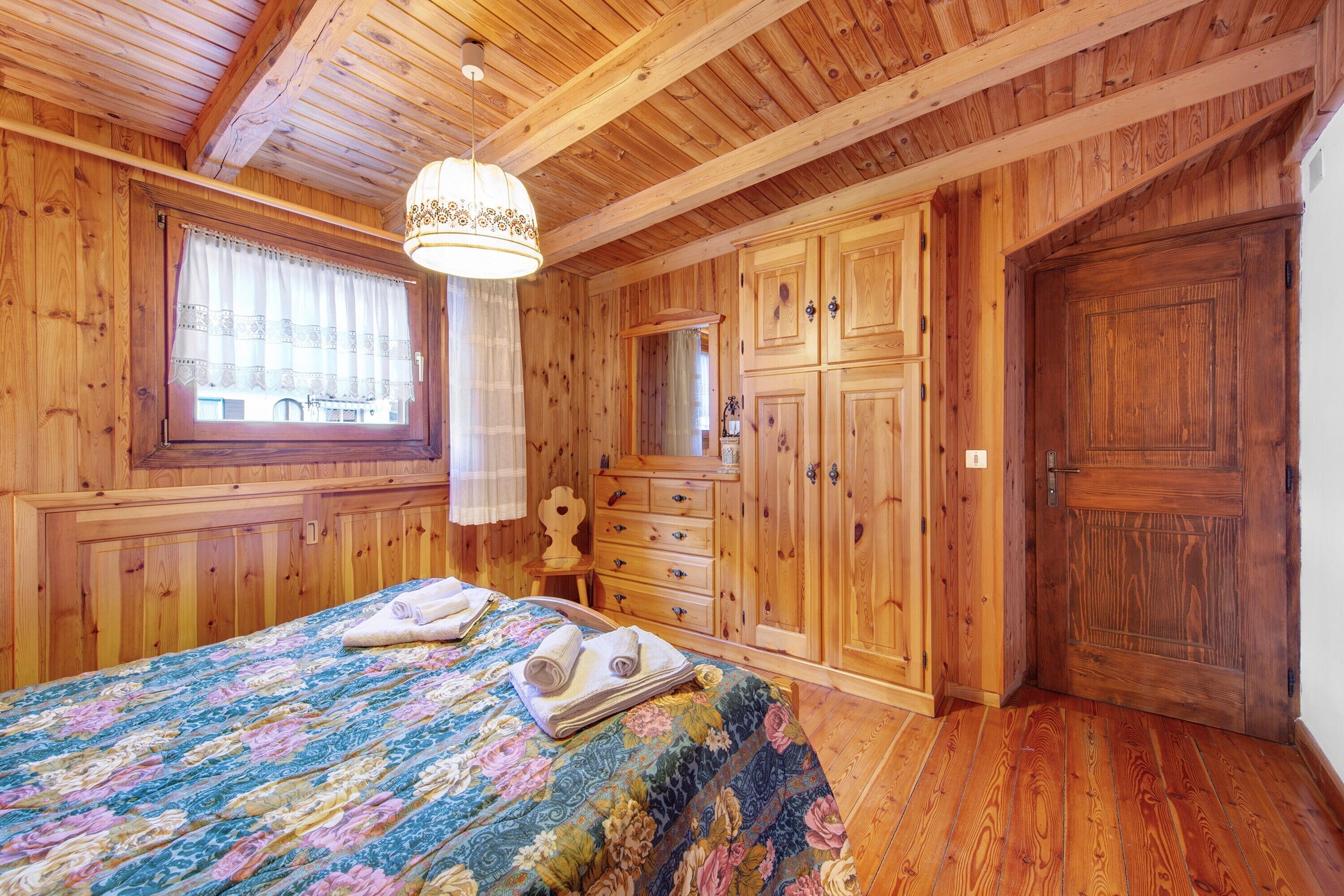 2 habitaciones, tabla de planchar con plancha y ropa de cama 