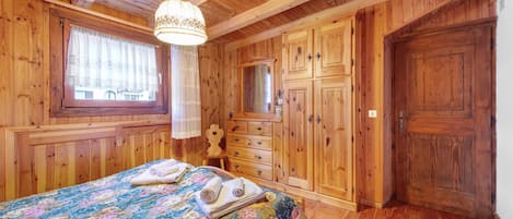 2 makuuhuonetta, silitysrauta/-lauta, vuodevaatteet