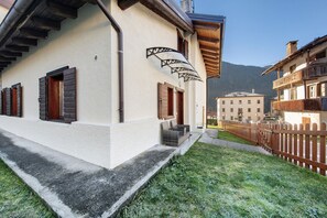 Exterior - Apartment 'Villa Maria Auronzo' with Mountain View and Private Garden (Auronzo di Cadore)