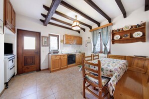 Fridge, microwave, oven, stovetop - Apartment 'Villa Maria Auronzo' with Mountain View and Private Garden (Auronzo di Cadore)