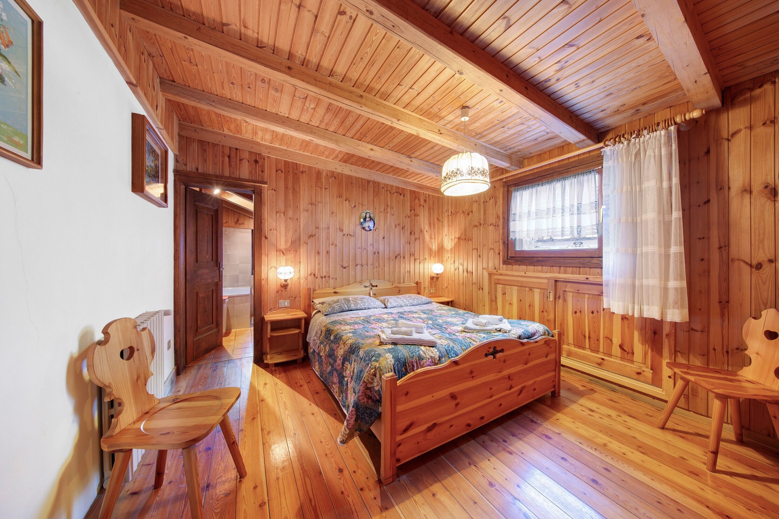 2 bedrooms, iron/ironing board, bed sheets