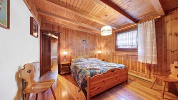 2 bedrooms, iron/ironing board, bed sheets