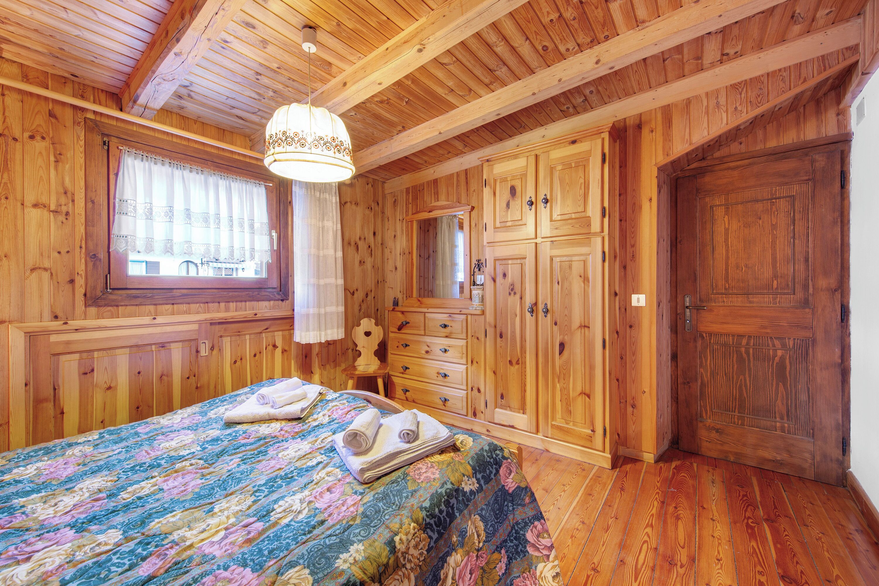 2 habitaciones, tabla de planchar con plancha y ropa de cama 