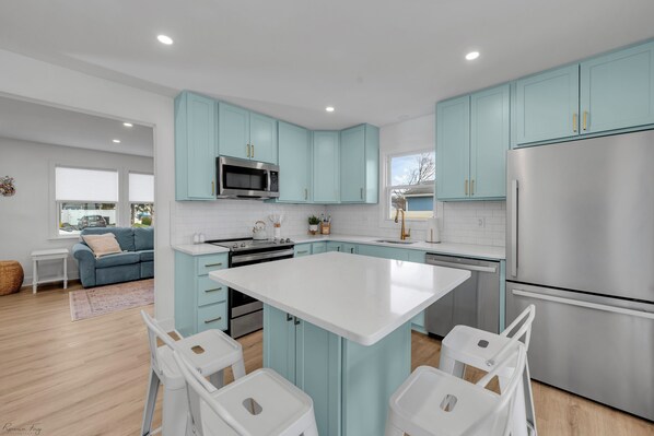 Fridge, microwave, oven, stovetop - Linens Included. Family Friendly. Outdoor TV and Shower. King Bed in Main BR (Lower Township)