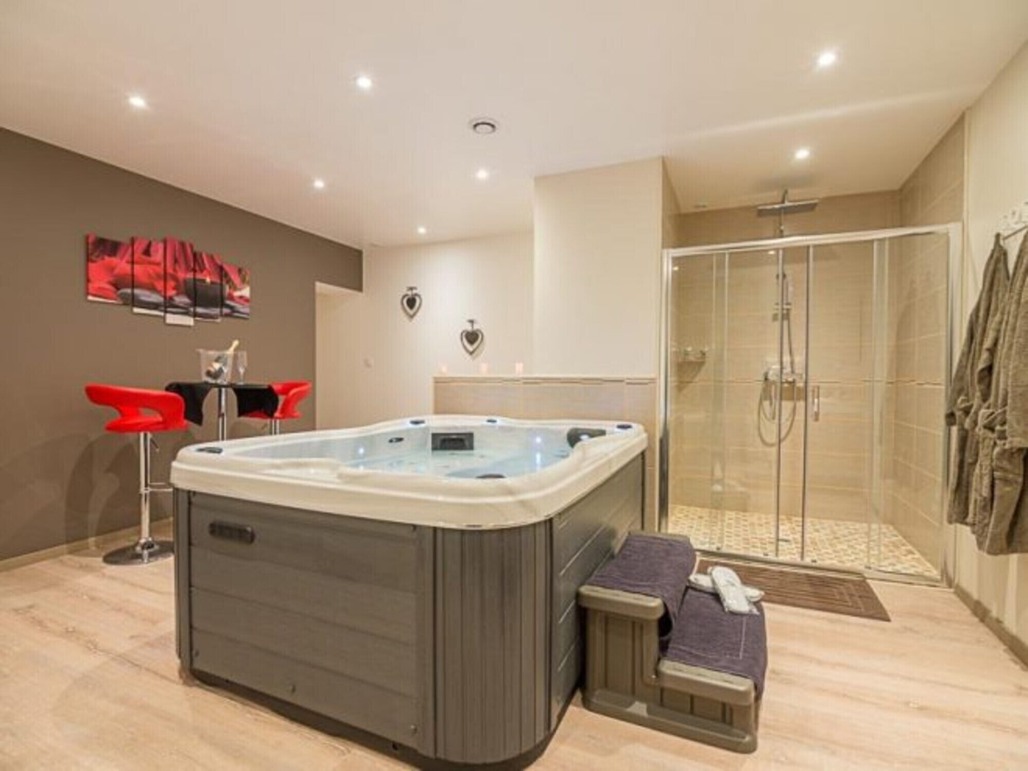 Douche, sèche-cheveux, serviettes fournies