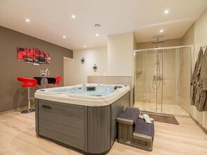 Regadera, secadora de cabello, toallas 