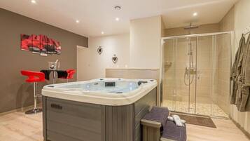 Een douche, een haardroger, handdoeken