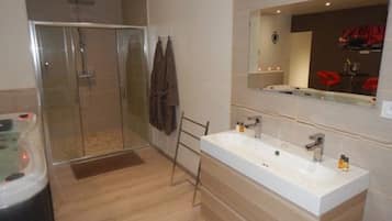 Douche, sèche-cheveux, serviettes fournies