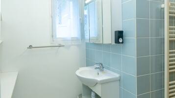 Douche, sèche-cheveux, serviettes fournies