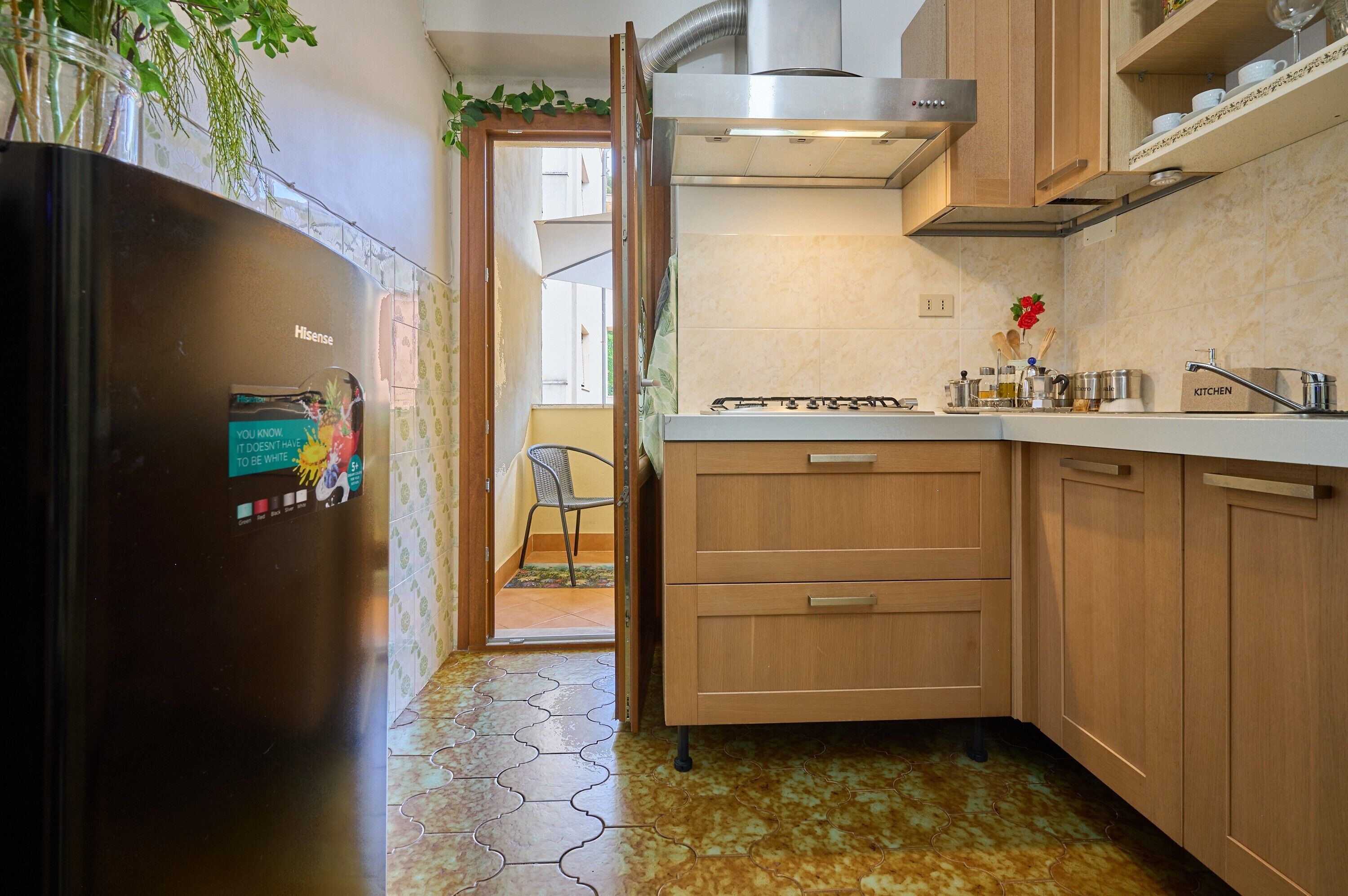 Refrigerador, microondas, parrilla de estufa y cafetera y tetera 