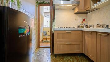 Refrigerador, microondas, parrilla de estufa y cafetera y tetera