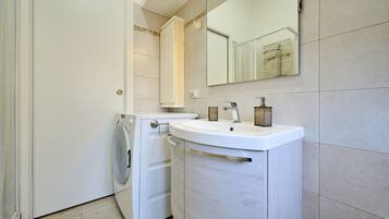 Een douche, gratis toiletartikelen, een haardroger, handdoeken