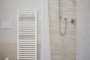 Dusche, kostenlose Toilettenartikel, Haartrockner, Handtücher