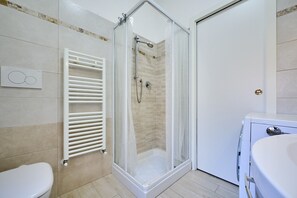 Shower, free toiletries, hair dryer, towels