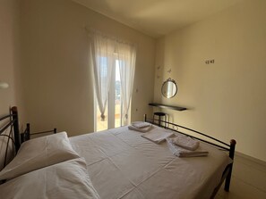 3 makuuhuonetta, silitysrauta/-lauta, ilmainen Wi-Fi, vuodevaatteet