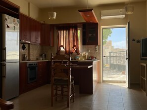 Fridge, oven, stovetop, coffee/tea maker