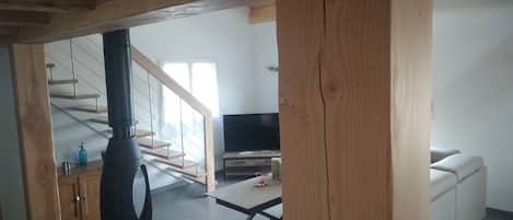 Téléviseur, foyer, lecteur de DVD, chaßne audio