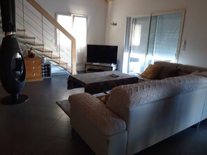 Fernseher, Kamin, DVD-Player, Stereoanlage