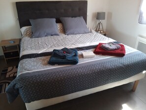 3 chambres, fer et planche à repasser, Wi-Fi gratuit, draps fournis