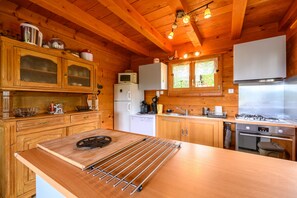Fridge, microwave, oven, stovetop - Chalet 'Du Wason' with Private Terrace, Private Garden and Balcony (Xonrupt-Longemer)