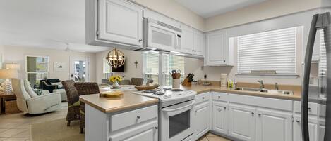 Geladeira, micro-ondas, fogão, cooktop