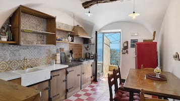Refrigerador, microondas, placa de cocina, cafetera/tetera
