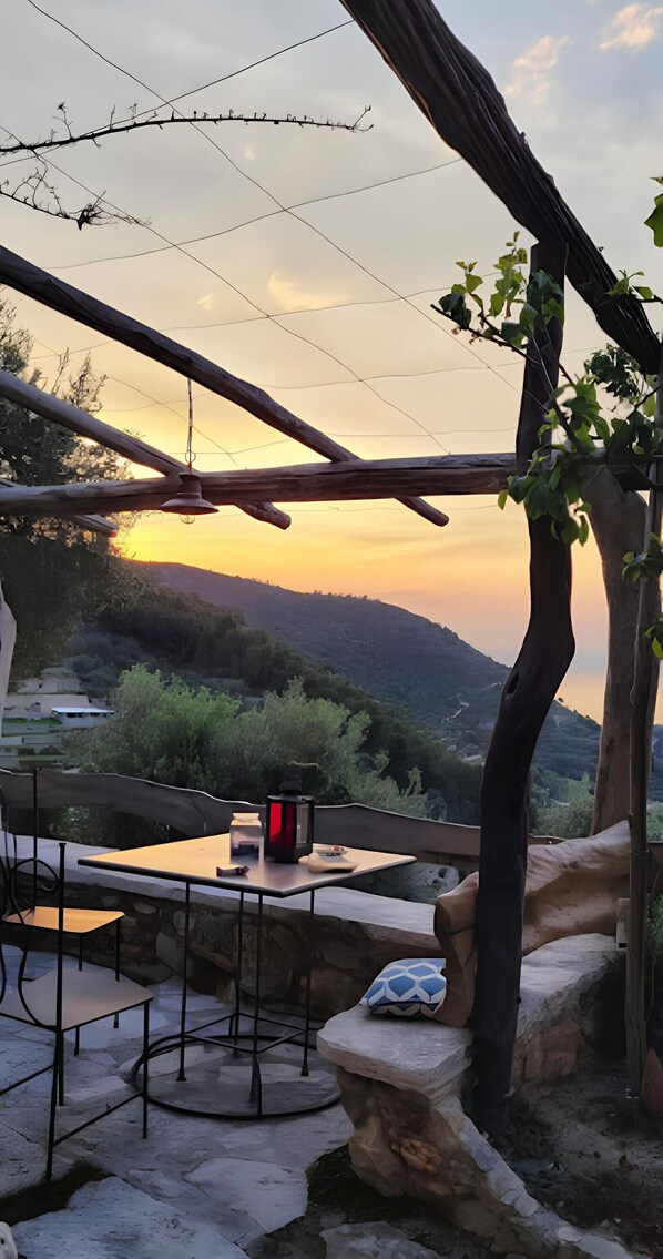 Outdoor dining - Apartment 'Nespolo' with Sea View, Wi-Fi and Air Conditioning (Finale Ligure)