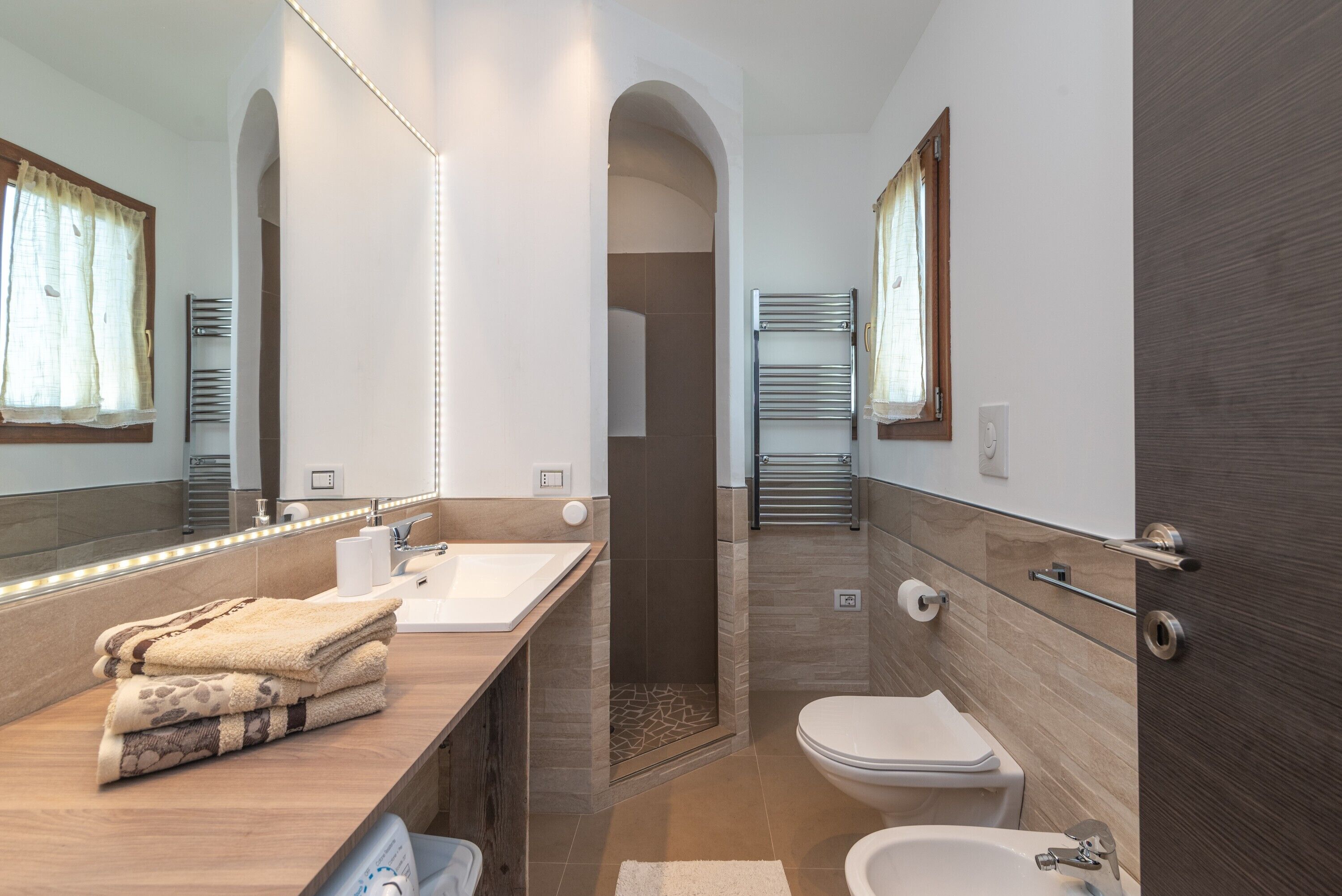 シャワー、ヘアドライヤー、タオル