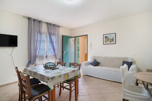 TV - Villa 'Il Frutteto 50' with Private Terrace and Wi-Fi (Ortovero)