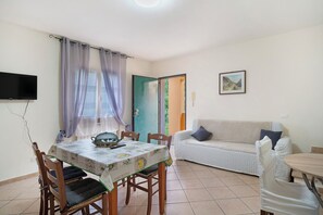 TV - Villa 'Il Frutteto 50' with Private Terrace and Wi-Fi (Ortovero)