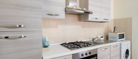 Kjøleskap, mikrobølgeovn, ovn og kokeplater