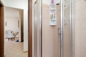 Shower, hair dryer, towels - Villa 'Il Frutteto 50' with Private Terrace and Wi-Fi (Ortovero)