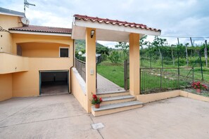 Property grounds - Villa 'Il Frutteto 50' with Private Terrace and Wi-Fi (Ortovero)